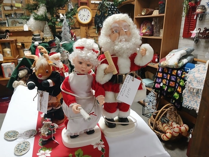 shopping at the Southern Kentucky Flea Market with Petticoat Junktion in Guthrie Kentucky (27)