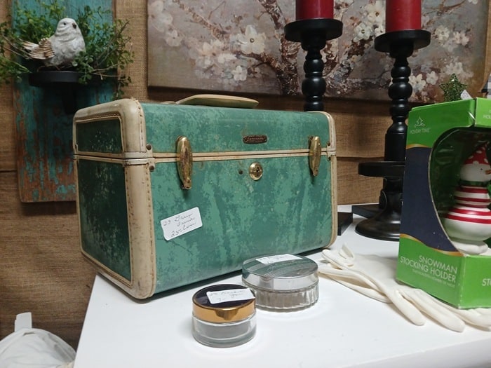 shopping at the Southern Kentucky Flea Market with Petticoat Junktion in Guthrie Kentucky (28)