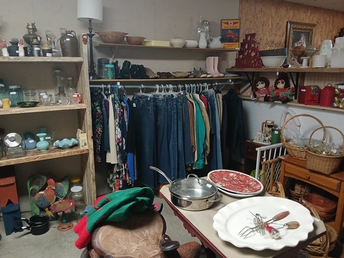 shopping at the Southern Kentucky Flea Market with Petticoat Junktion in Guthrie Kentucky (39)
