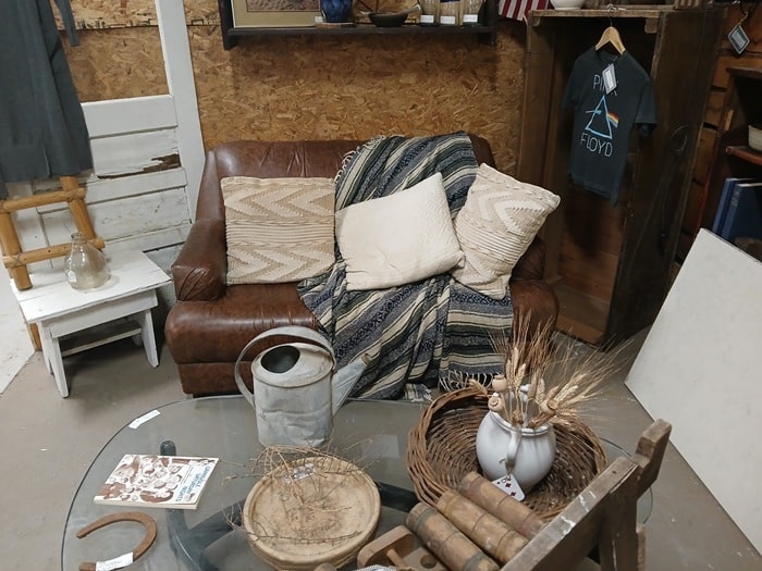 shopping at the Southern Kentucky Flea Market with Petticoat Junktion in Guthrie Kentucky (5)