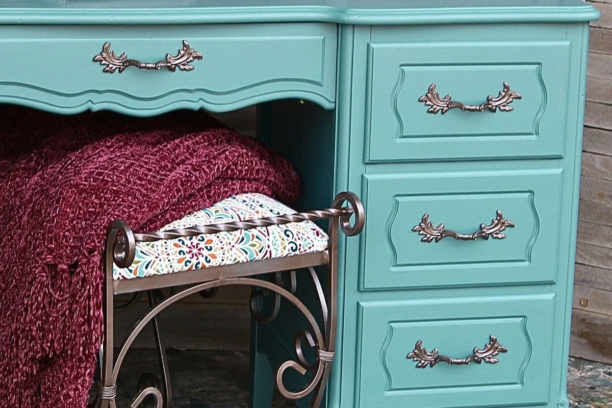 you can paint a French Provincial Desk