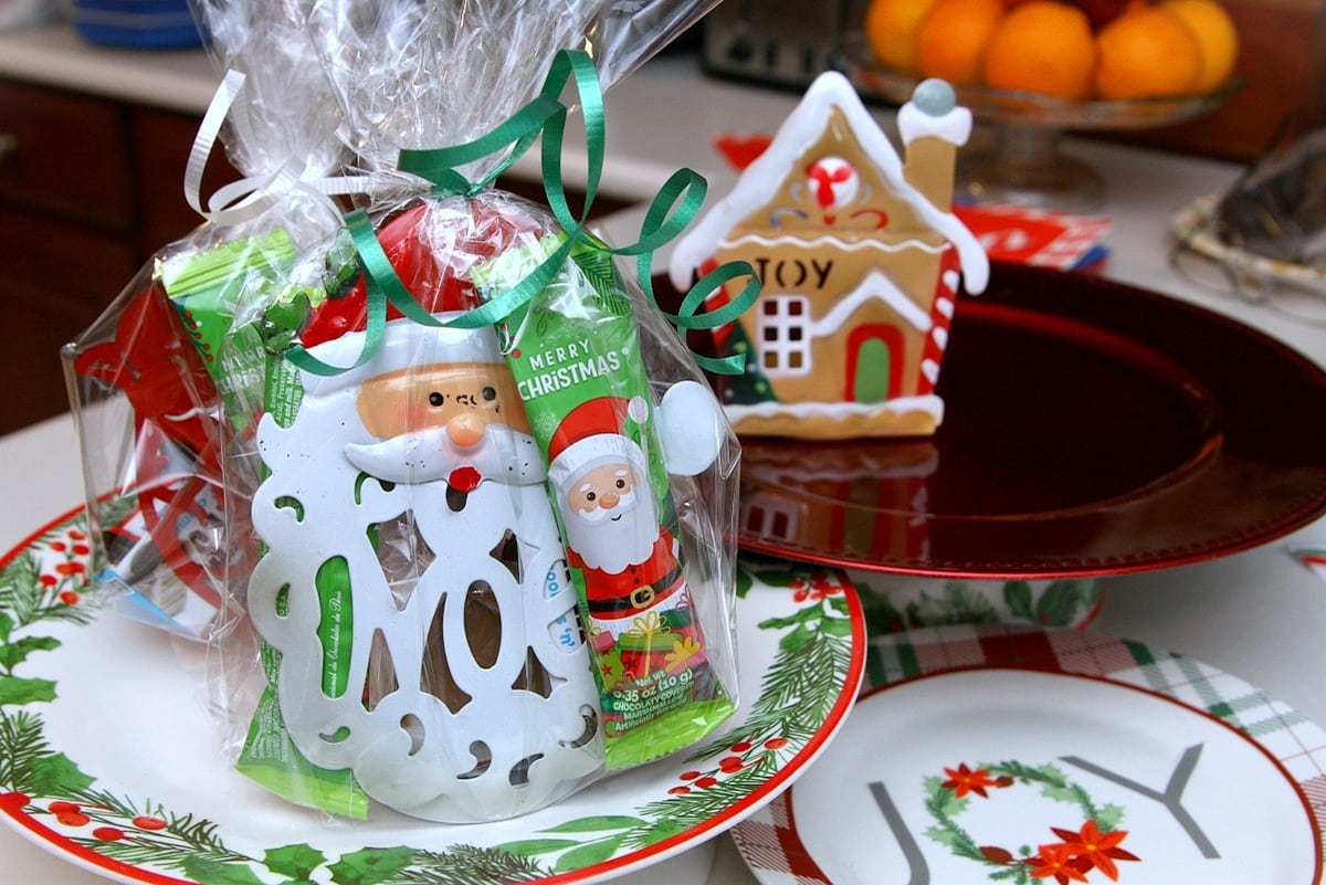 how to make Dollar Tree Gift treats for nursing home patients or staff and gifts for friends and neighbors (15a)