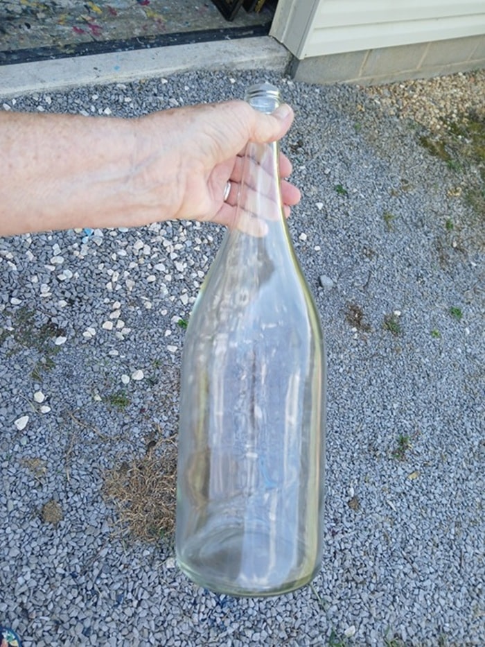 how to make mercury glass wine bottles with brilliant gold and metallic gold spray paint (9)
