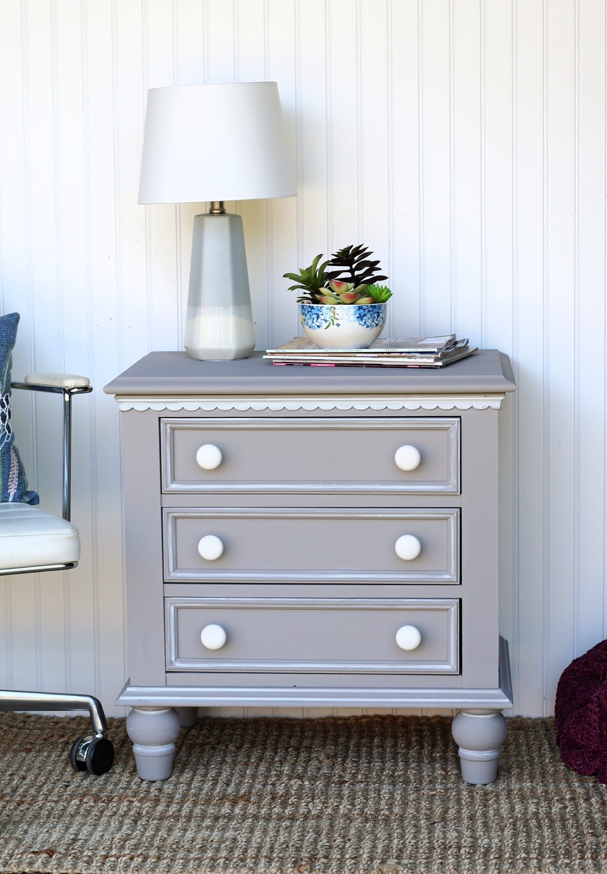 Dixie Belle Paint Color French Linen Chalk Mineral Paint for a nightstand makeover (1)