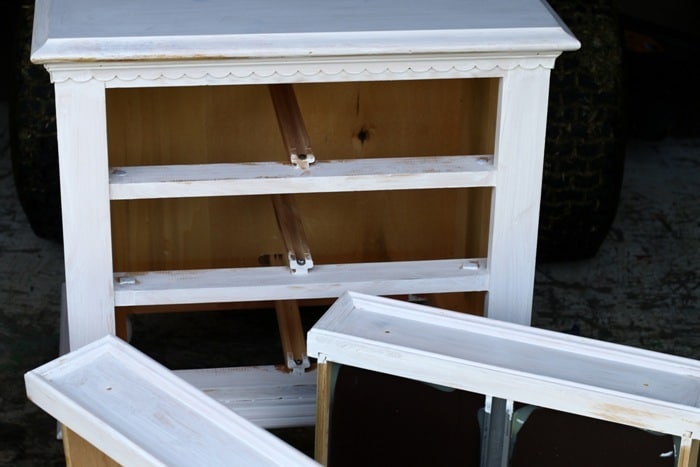 how to use Dixie Belle Bonding Boss to prep furniture for painting (3)