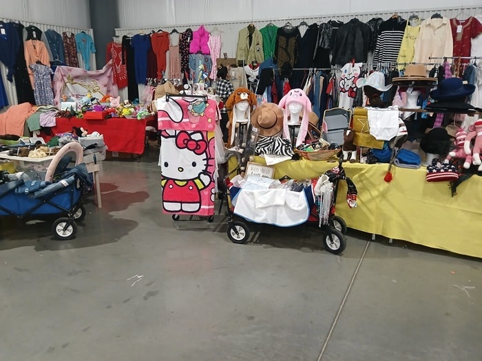 shopping at the Nashville Flea Market and talking with flea market vendors (31)