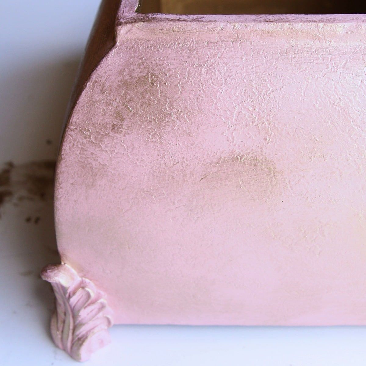 how to accent home decor with metallic gold paint