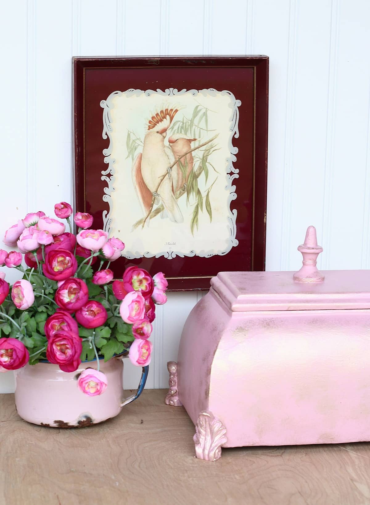 how to add metallic gold accents to home decor using a sponge