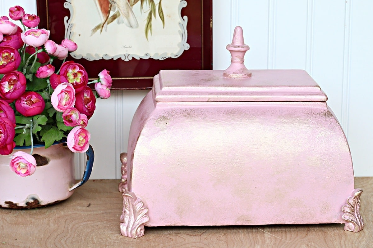 how to update and repurpose a trinket or jewelry box with pink paint and metallic gold highlights 1