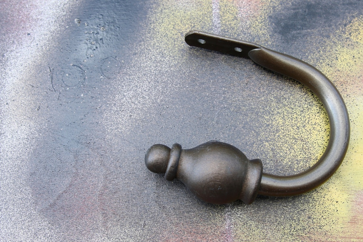 how to spray paint odd shaped decor items (2)