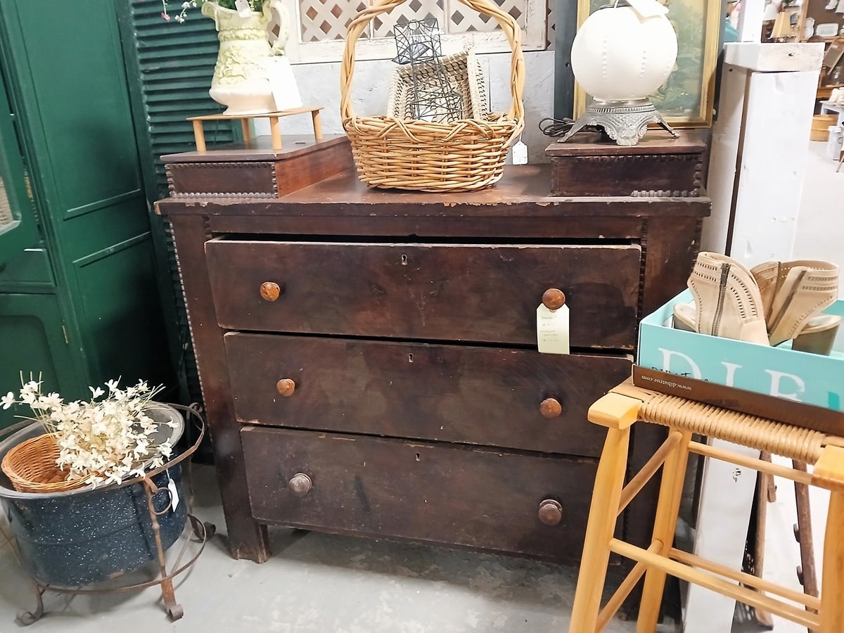 shopping with Petticoat Junktion at the Southern Kentucky Flea Market in Guthrie (13)
