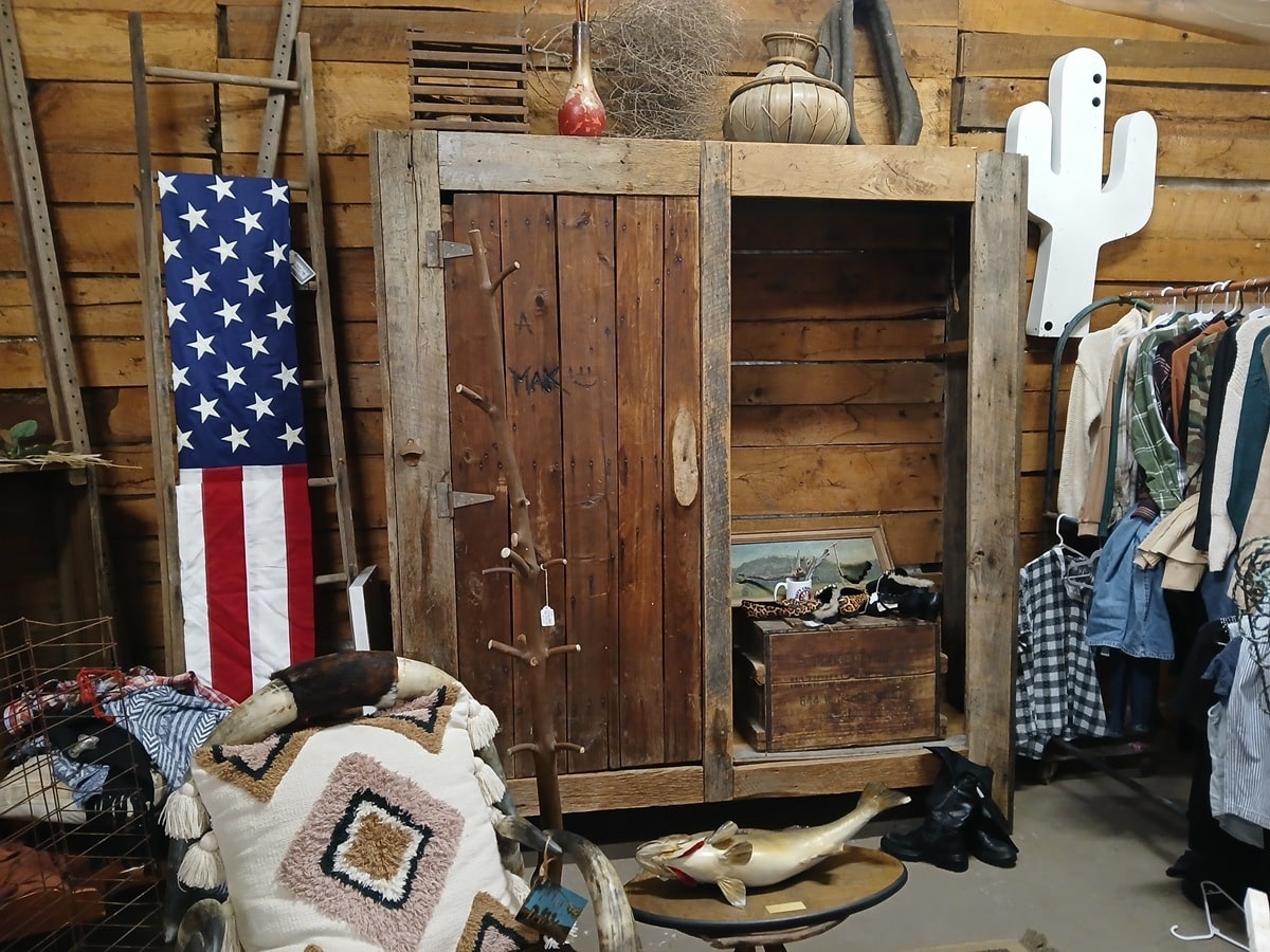 shopping with Petticoat Junktion at the Southern Kentucky Flea Market in Guthrie (14)