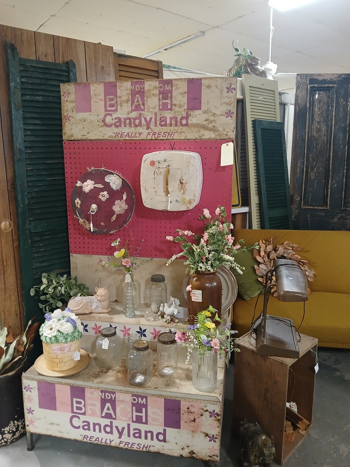 shopping with Petticoat Junktion at the Southern Kentucky Flea Market in Guthrie (15)