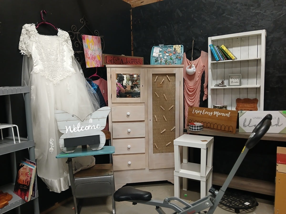 shopping with Petticoat Junktion at the Southern Kentucky Flea Market in Guthrie (19)