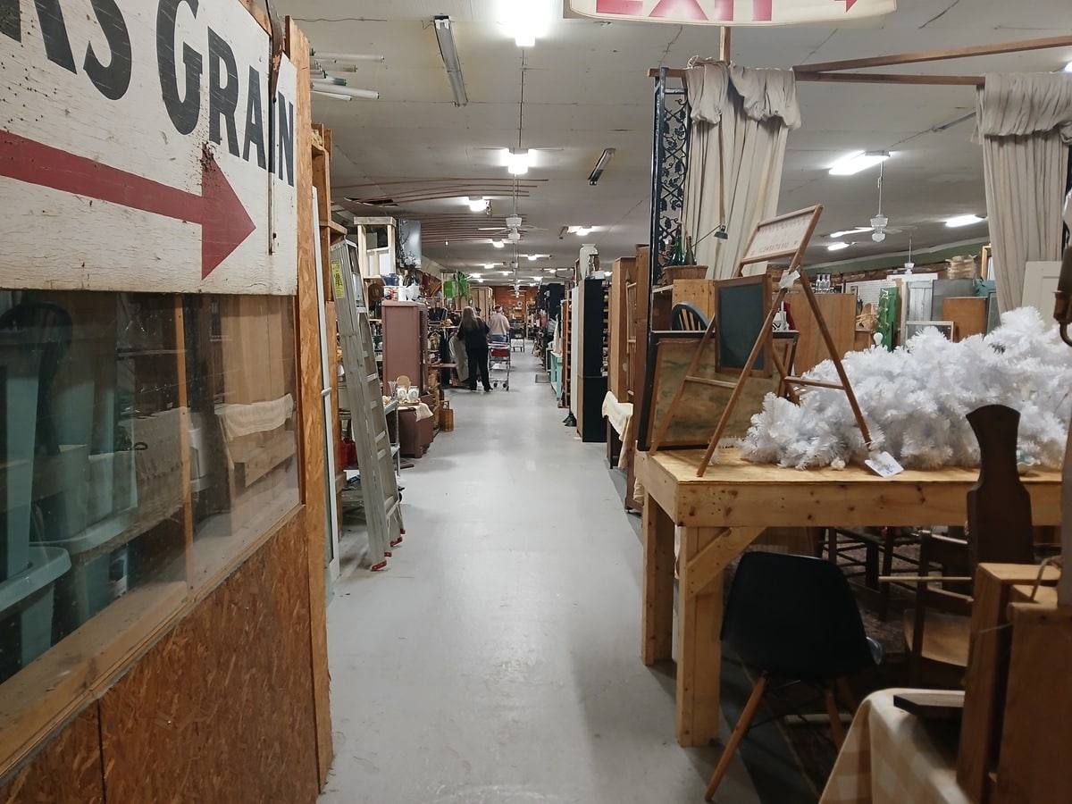 shopping with Petticoat Junktion at the Southern Kentucky Flea Market in Guthrie (20)