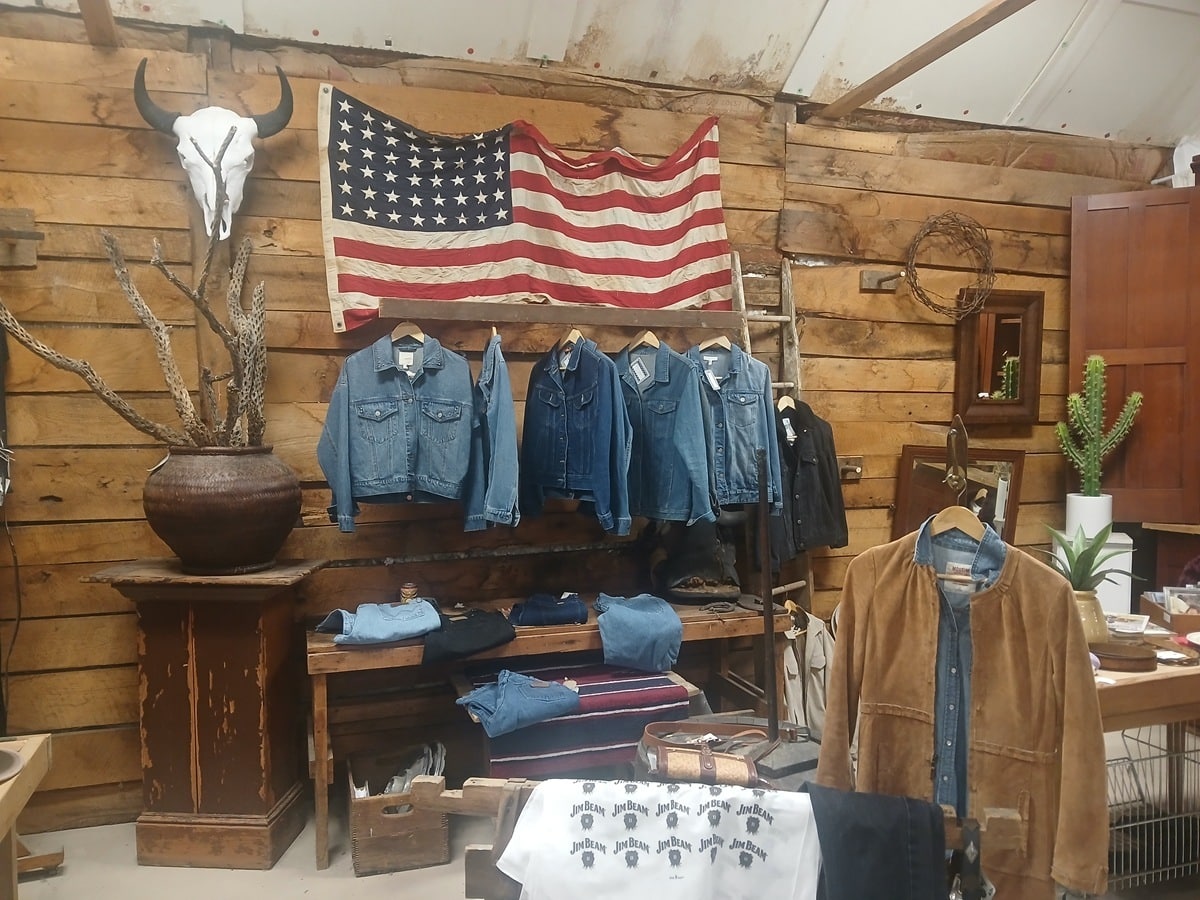 shopping with Petticoat Junktion at the Southern Kentucky Flea Market in Guthrie (22)