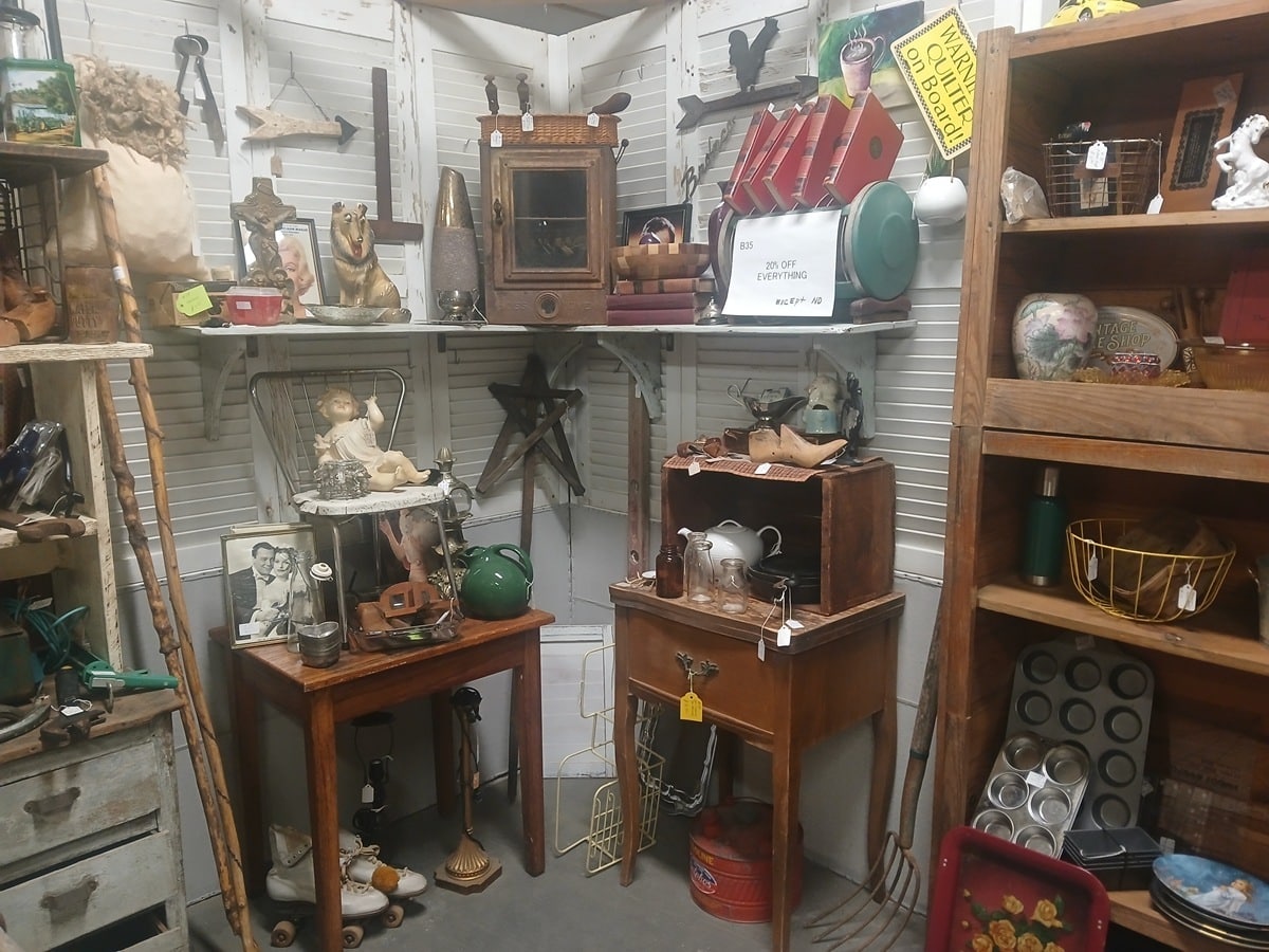shopping with Petticoat Junktion at the Southern Kentucky Flea Market in Guthrie (23)