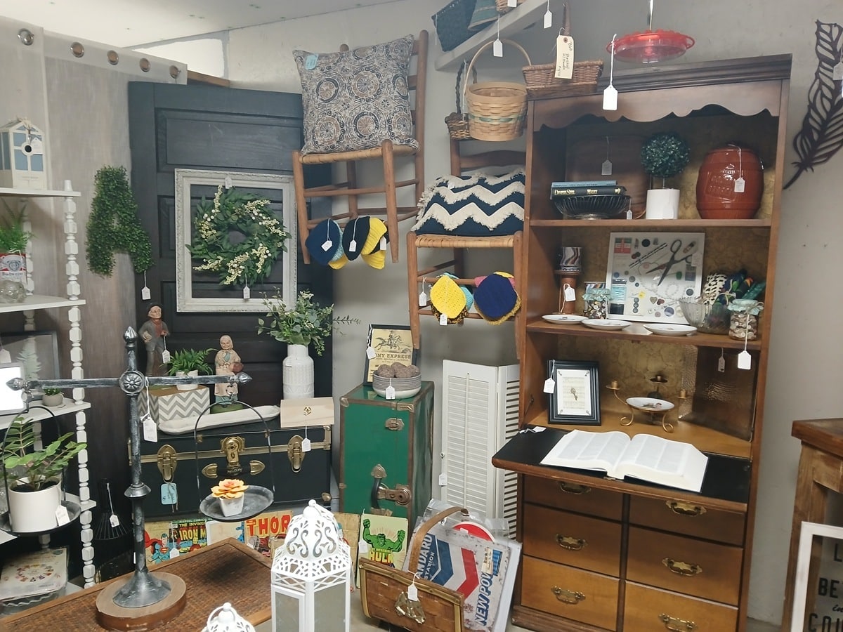 shopping with Petticoat Junktion at the Southern Kentucky Flea Market in Guthrie (7)