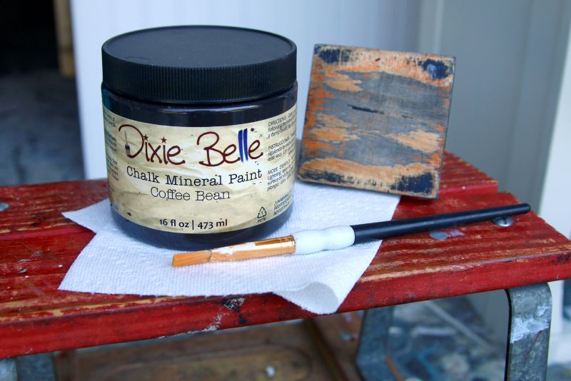 how to paint a nightstand with Dixie Belle paint black streaks over the white paint (5)
