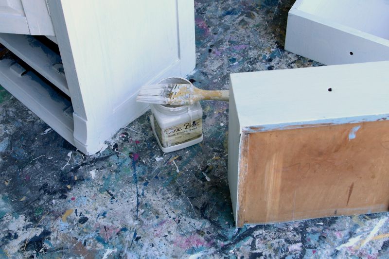 paint furniture white with Dixie Belle Drop Cloth paint color 1