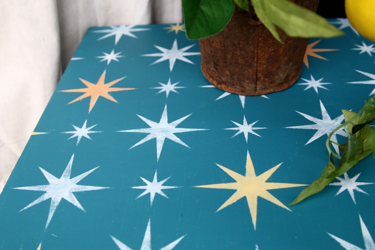 how to paint and stencil a side table with retro stars for a mid century modern vintage vibe