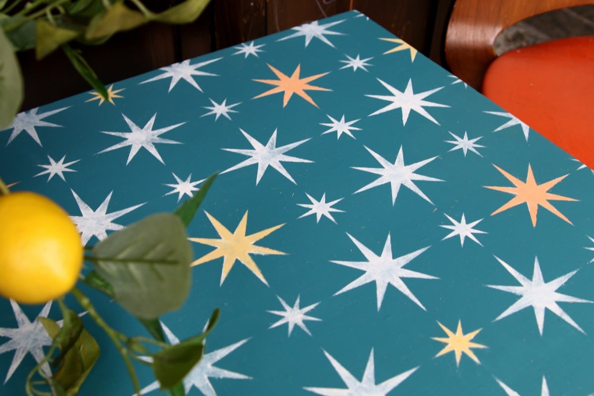 how to paint and stencil a side table with retro stars for a mid century modern look