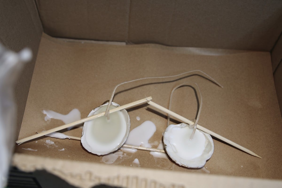 how to set the wicks and pour hot candle wax when making candles at home (Custom)
