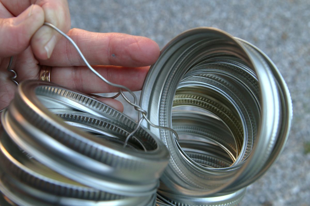 jar rings on a wire to make a pumpkin